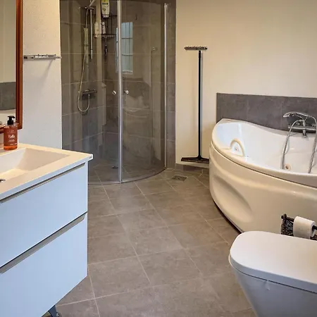 3 Bedroom Beautiful In Oksbol 度假居 *